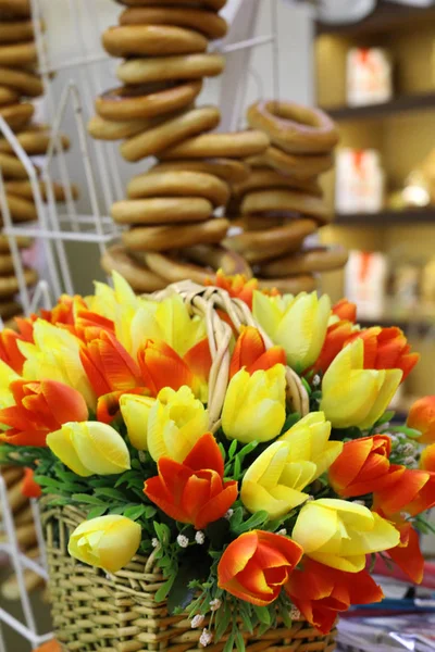Fleurs Printanières Premier Plan Bouquet Tulipes Artificielles Trouve Dans Panier — Photo