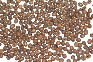 Kahve doku tahıl. Kahve taneleri yüzeyinde dağılmış. Yakın çekim.