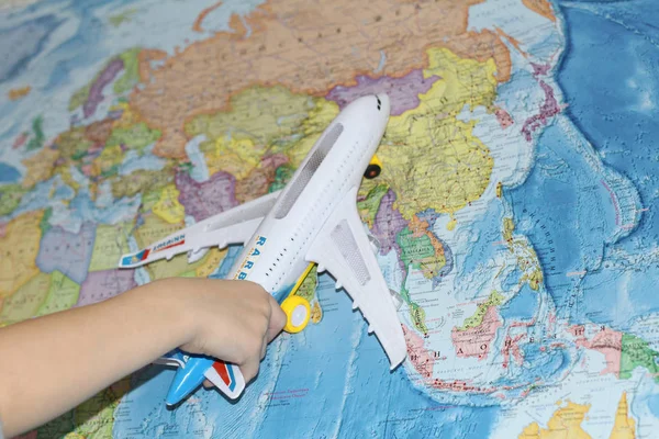 Іграшковий Літак Летить Географічній Карті Літак Тримає Дитина Лайнер Руці — стокове фото