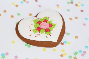 Tatlım - Sevgililer günü veya sevdiklerinize hediye gingerbread. Kalp aşk bir sembolüdür. Gingerbread.