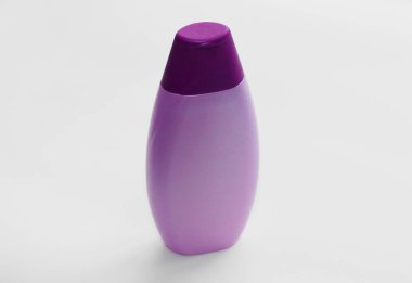 Beyaz zemin üzerinde bir plastik şişe. Şişe etiketi olmadan. Sıvı sabun veya şampuan ambalaj.