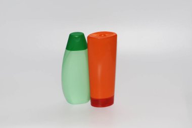 Beyaz bir arka plan üzerinde iki plastik şişe. Etiketsiz şişelerde. Sıvı sabun veya şampuan ambalaj.