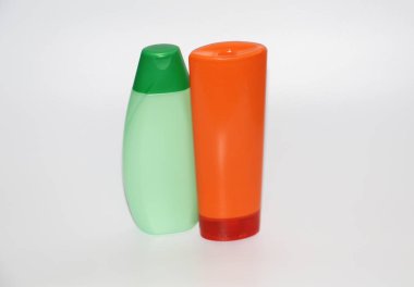 Beyaz bir arka plan üzerinde iki plastik şişe. Etiketsiz şişelerde. Sıvı sabun veya şampuan ambalaj.