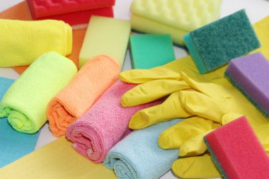 Daire ve ofis temizliği için araçlar kümesi. Temizlik Hizmetleri-Temizlik için. Fotoğrafta vardır lateks eldiven, Süngerler, mikrofiber bezler.