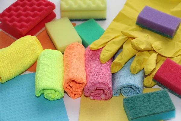 Daire ve ofis temizliği için araçlar kümesi. Temizlik Hizmetleri-Temizlik için. Fotoğrafta vardır lateks eldiven, Süngerler, mikrofiber bezler.
