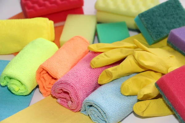 Daire ve ofis temizliği için araçlar kümesi. Temizlik Hizmetleri-Temizlik için. Fotoğrafta vardır lateks eldiven, Süngerler, mikrofiber bezler.