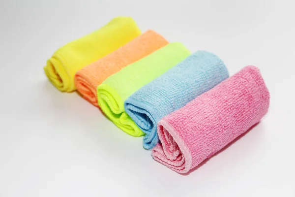 Temizlik için çok renkli mikrofiber bez kümesi. Beyaz bir arka plan üzerinde beş renkli havlu. Temizlik Hizmetleri. Ofis Temizleme.
