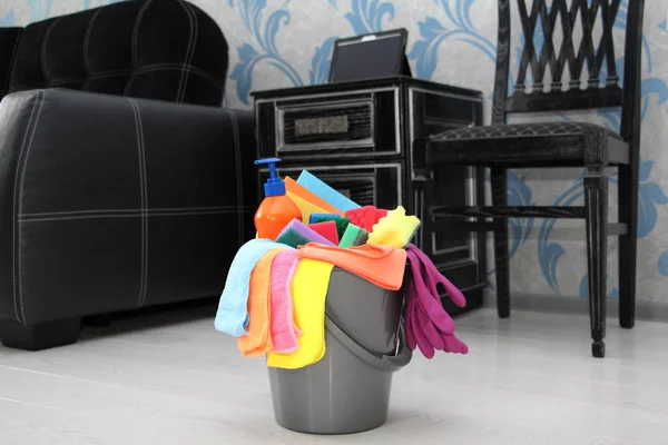 Pulizie - case, appartamenti e uffici. Secchio con prodotti per la pulizia . — Foto Stock
