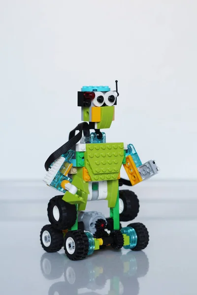 Model van een robot met je eigen handen. Ontwikkeling van het kind. — Stockfoto