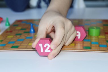 Küp, cips, ahşap figürler, parlak bir alan oyun için.