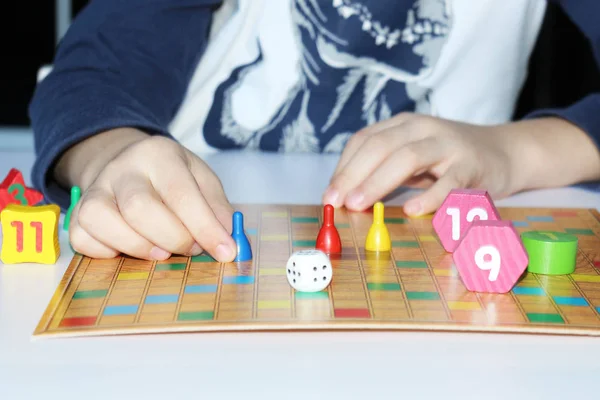 Cubo, fichas, figuras de madera, un campo brillante para el juego . — Foto de Stock