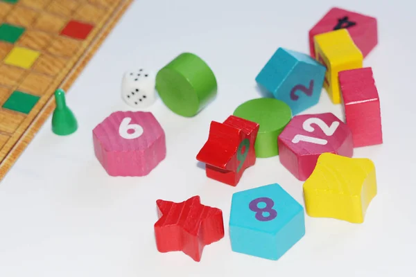 立方体, 筹码, 木制的数字, 一个明亮的领域的游戏. — 图库照片