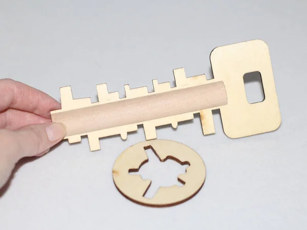 Clé en bois pour le développement de la logique. Puzzle pour enfants . — Photo