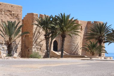 Ortaçağ Kalesi Bordj El Kebir, Tunus Akdeniz sahil.