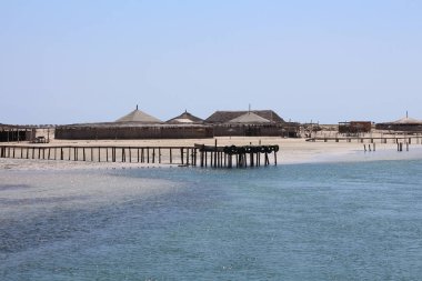 Issız ada, boş plaj. Issız ada. Kimse içinde belgili tanımlık fotoğraf.