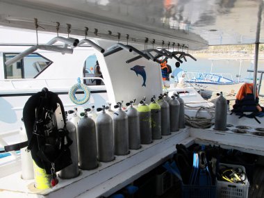 Sualtı dalış ekipmanı. Birçok dalış silindir. Tekne yelken.