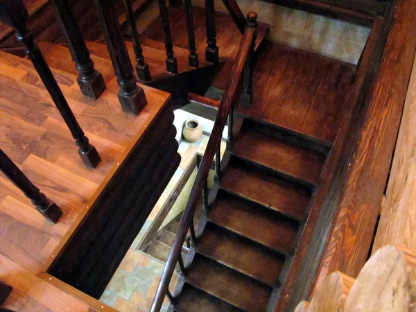 A velha escada em espiral feita na casa russa . — Fotografia de Stock
