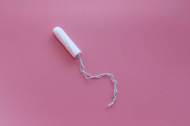 Pembe bir arka plan üzerinde tıbbi kadın tampon. Kadınlar için hijyenik beyaz tampon.