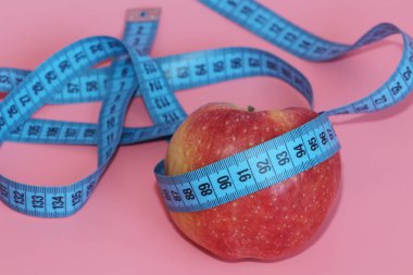 Bir elma cesedin ölçmek için mavi bant.