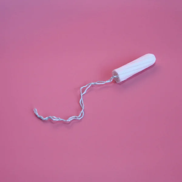 Medische vrouwelijke tampon op een roze achtergrond. Hygiënisch witte tampon voor vrouwen. — Stockfoto