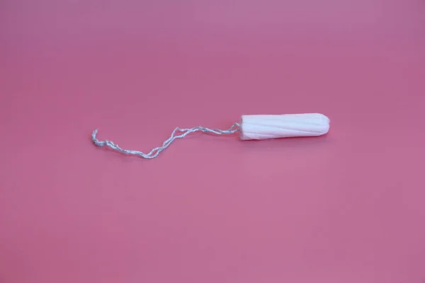 Medische vrouwelijke tampon op een roze achtergrond. Hygiënisch witte tampon voor vrouwen. — Stockfoto
