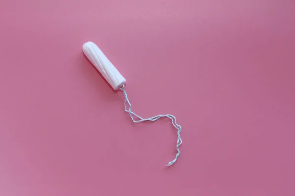 Tampão feminino médico em um fundo rosa. Tampão branco higiênico para mulheres . — Fotografia de Stock