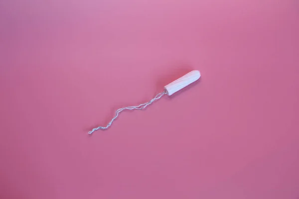 Tampón médico femenino sobre fondo rosa. Tampón blanco higiénico para mujeres . — Foto de Stock