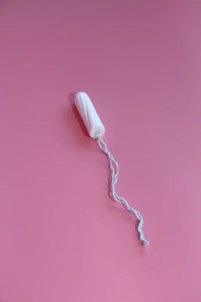 Tampon wanita medis dengan latar belakang merah muda. tampon putih higienis bagi perempuan . — Stok Foto