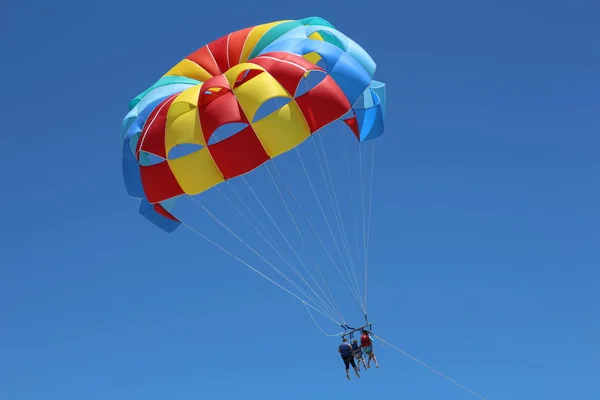 Parasales - parachutes d'eau pour les activités de plein air. Couleurs vives . — Photo