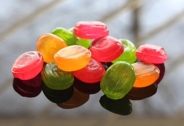 Bright candies caramel scattered on a dark background. — Stock Photo, Image