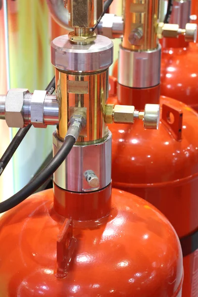 Εγκατάσταση αυτόματης κατάσβεσης. Αρθρωτή αερίου πυροσβεστικά συστήματα πυρασφάλειας. — Φωτογραφία Αρχείου