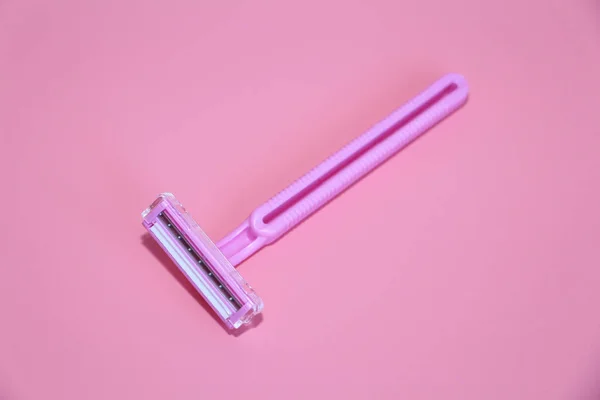 One razor is lying on a pink background. Pink razor on a pink background. — Stock Photo, Image