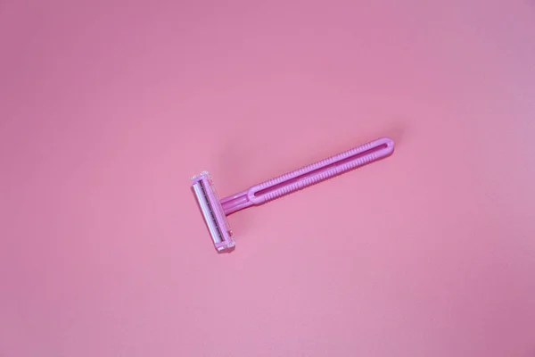 One razor is lying on a pink background. Pink razor on a pink background. — Stock Photo, Image