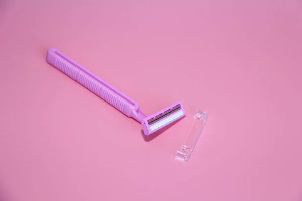 One razor is lying on a pink background. Pink razor on a pink background. — Stock Photo, Image