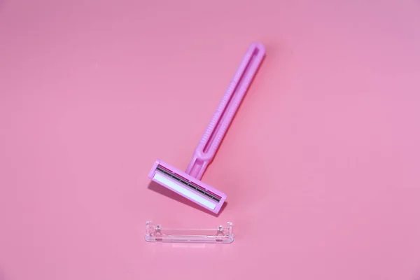 One razor is lying on a pink background. Pink razor on a pink background. — Stock Photo, Image