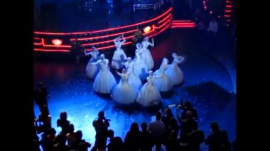 Beyaz elbiseler içinde modern enerjik dans. Muhteşem evreleme ve koreografi. Akşam çekim.