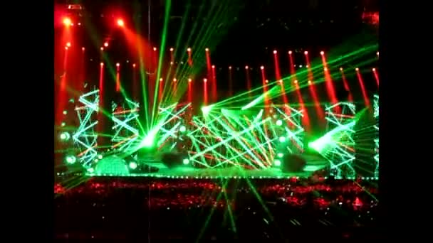 Laser Show Een Heleboel Neon Verlichting Schieten Uit Verte Avond — Stockvideo