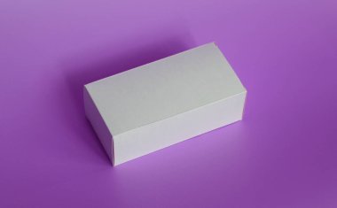 Mor bir arka plan üzerinde beyaz bir kutu. Menekşe arka plan.