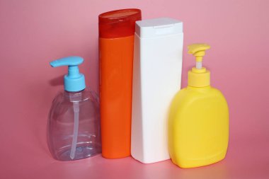 Çok pembe bir arka plan üzerinde plastik şişe. Kozmetik Şişeler.