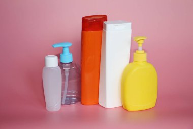 Çok pembe bir arka plan üzerinde plastik şişe. Kozmetik Şişeler.