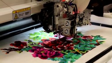 Moskova/Rf 03.20.2019: nakış Tekstil desen için makine. Kumaş nakış çizimi. Makine konu programlanmış bir resimle diker. Fabrika.