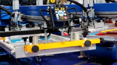 Moskova/Rf 03.20.2019: Araba çizim üzerinde kıyafet yazdırır. Resimler t-shirt üzerinde çizim. Önceden programlanmış makine desen. Fabrika.