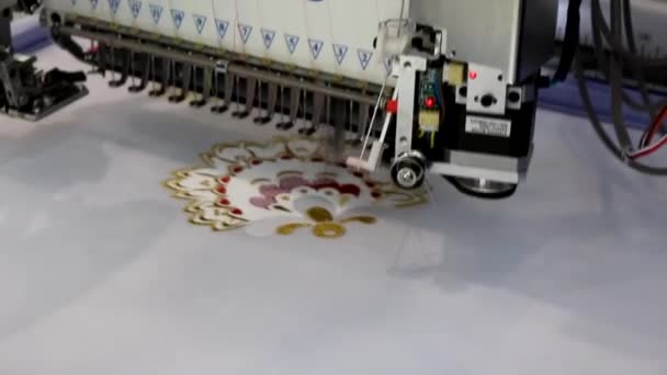 Moscow 2019 Máquina Para Bordar Padrões Têxteis Desenho Bordado Tecido — Vídeo de Stock