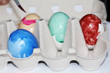 Boyalı yumurta. Yumurta Paskalya için boya. Yumurta renkli mermer.