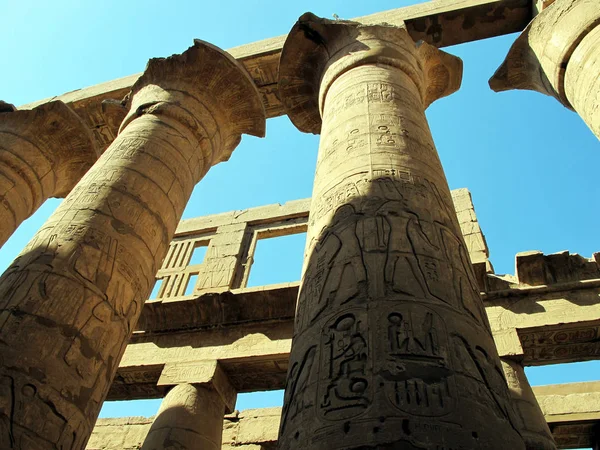 Centrale Colonnade van de tempel van Karnak in Luxor. — Stockfoto