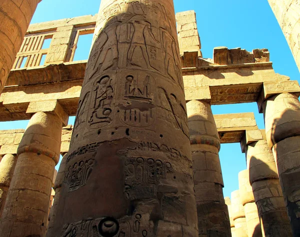 Centrale Colonnade van de tempel van Karnak in Luxor. — Stockfoto