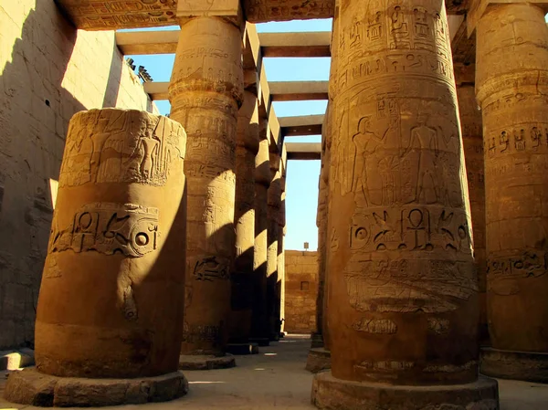 Hlavní kolonáda chrámu Karnak v Luxoru. — Stock fotografie