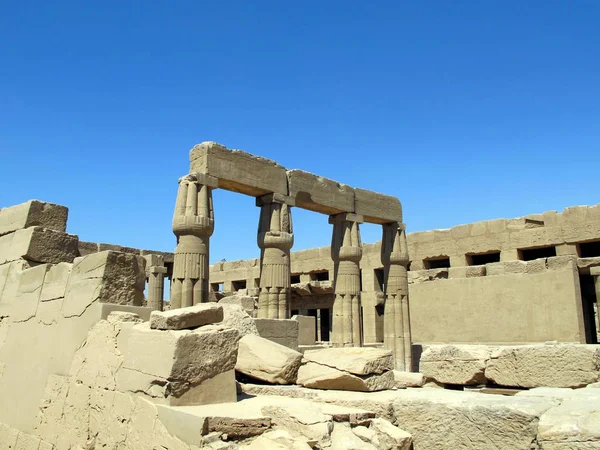 O Templo de Karnak em Luxor é o maior complexo de templos do antigo Egito . — Fotografia de Stock