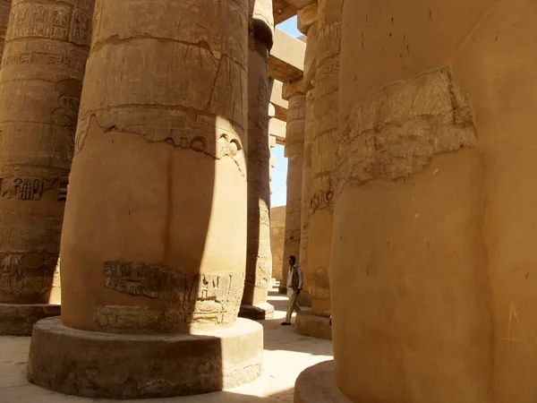 Centralnej kolumnady świątyni Karnak w Luxor. — Zdjęcie stockowe