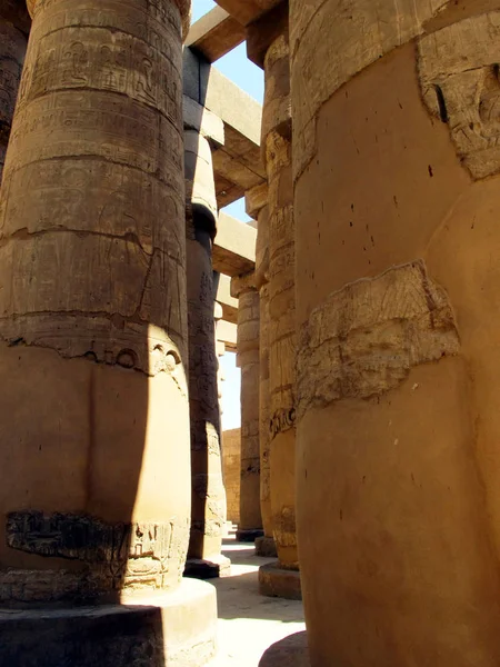 Zentrale Kolonnade des Karnak-Tempels in Luxor. — Stockfoto